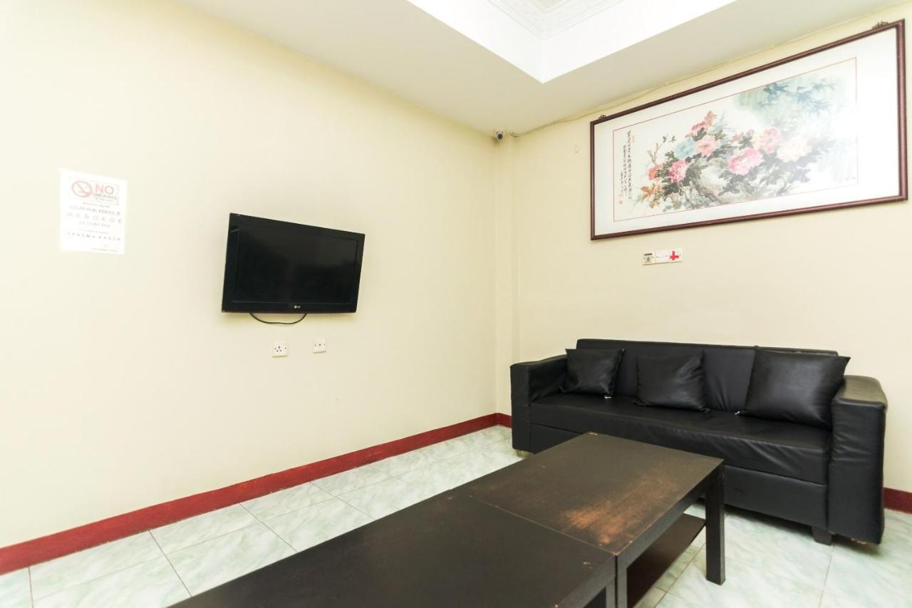 Vaccinated Staff - Oyo 1703 Terang Bintang Hotel Batam Εξωτερικό φωτογραφία