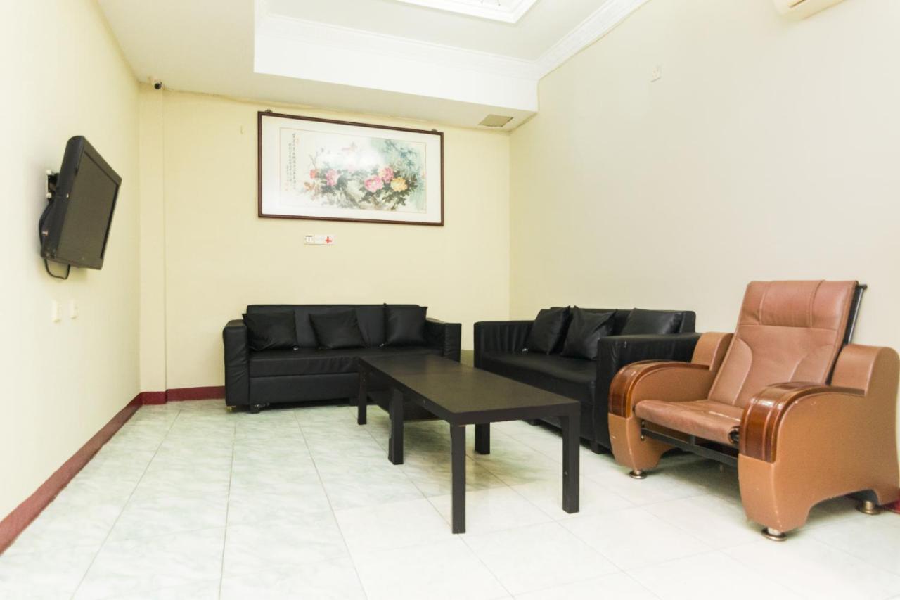Vaccinated Staff - Oyo 1703 Terang Bintang Hotel Batam Εξωτερικό φωτογραφία