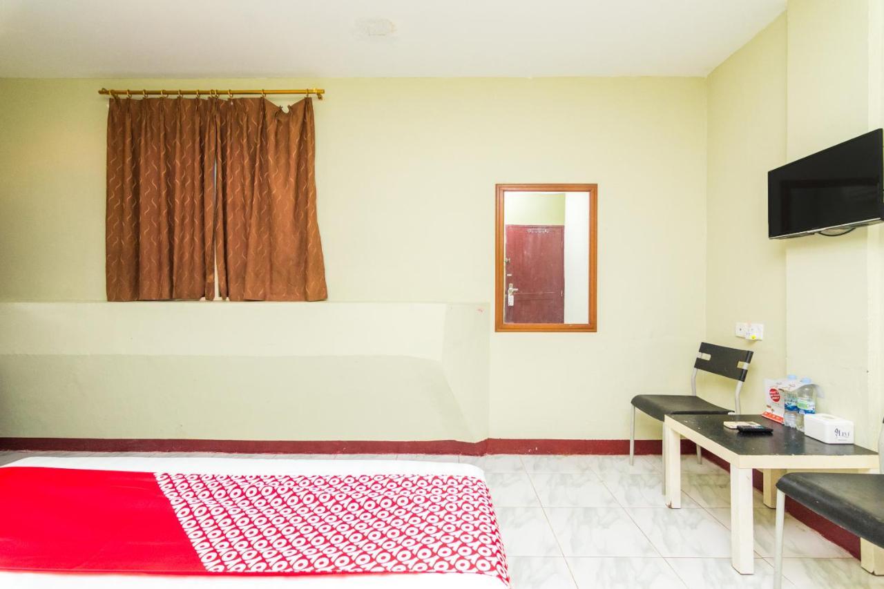 Vaccinated Staff - Oyo 1703 Terang Bintang Hotel Batam Εξωτερικό φωτογραφία