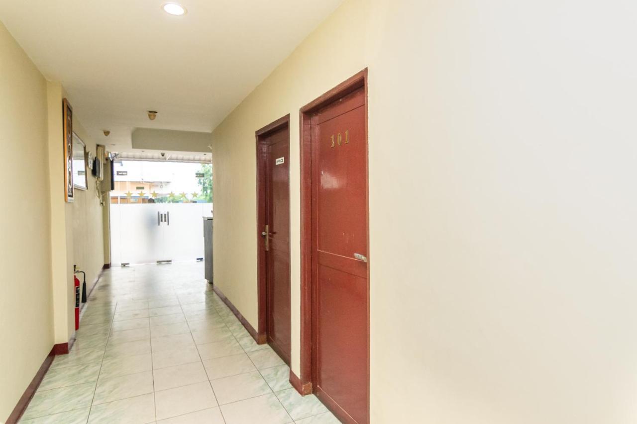Vaccinated Staff - Oyo 1703 Terang Bintang Hotel Batam Εξωτερικό φωτογραφία