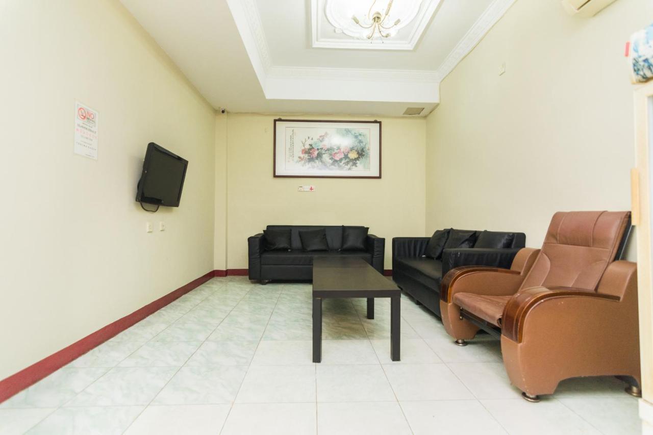 Vaccinated Staff - Oyo 1703 Terang Bintang Hotel Batam Εξωτερικό φωτογραφία