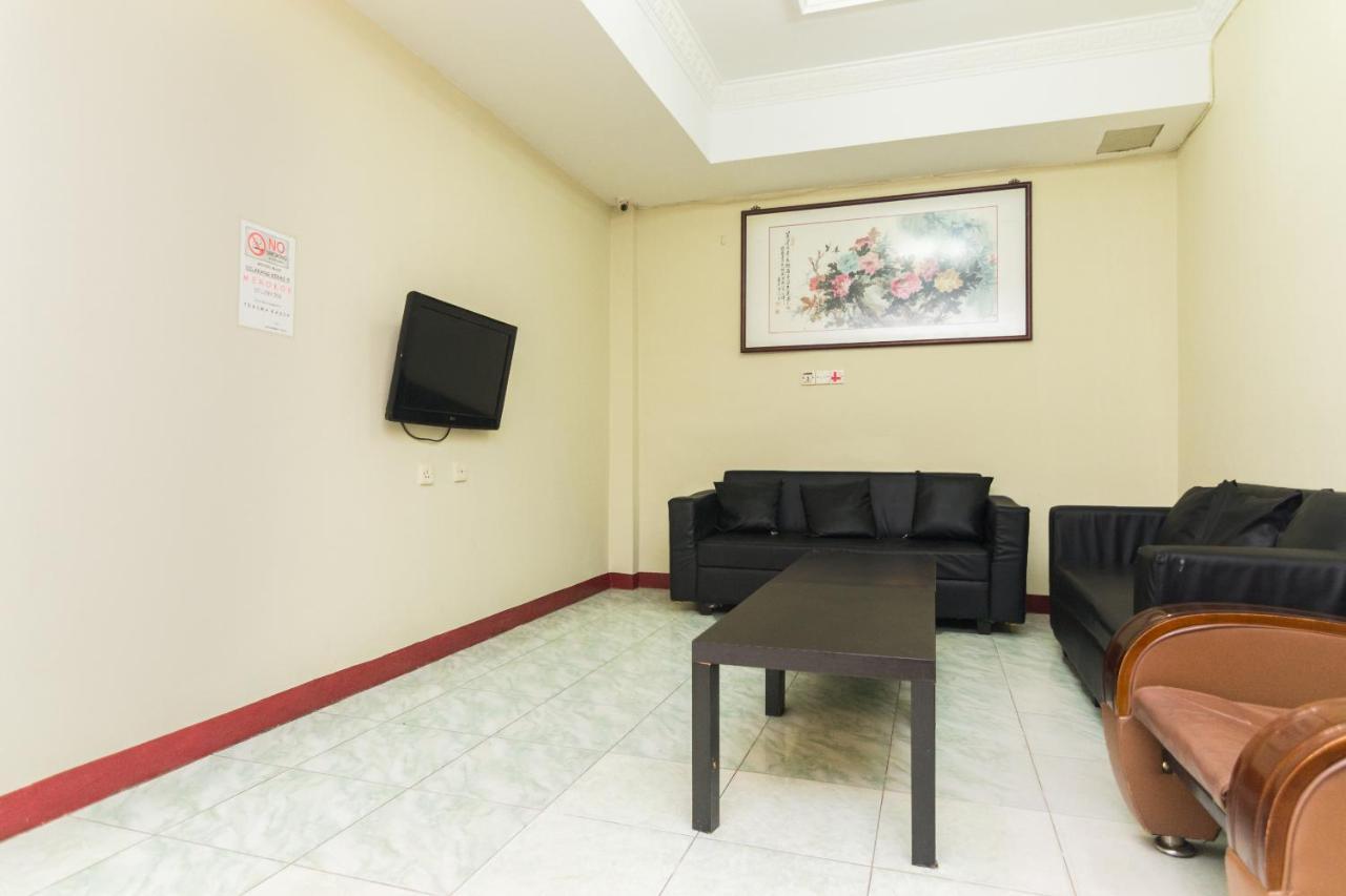 Vaccinated Staff - Oyo 1703 Terang Bintang Hotel Batam Εξωτερικό φωτογραφία