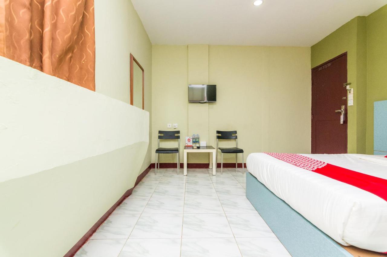 Vaccinated Staff - Oyo 1703 Terang Bintang Hotel Batam Εξωτερικό φωτογραφία