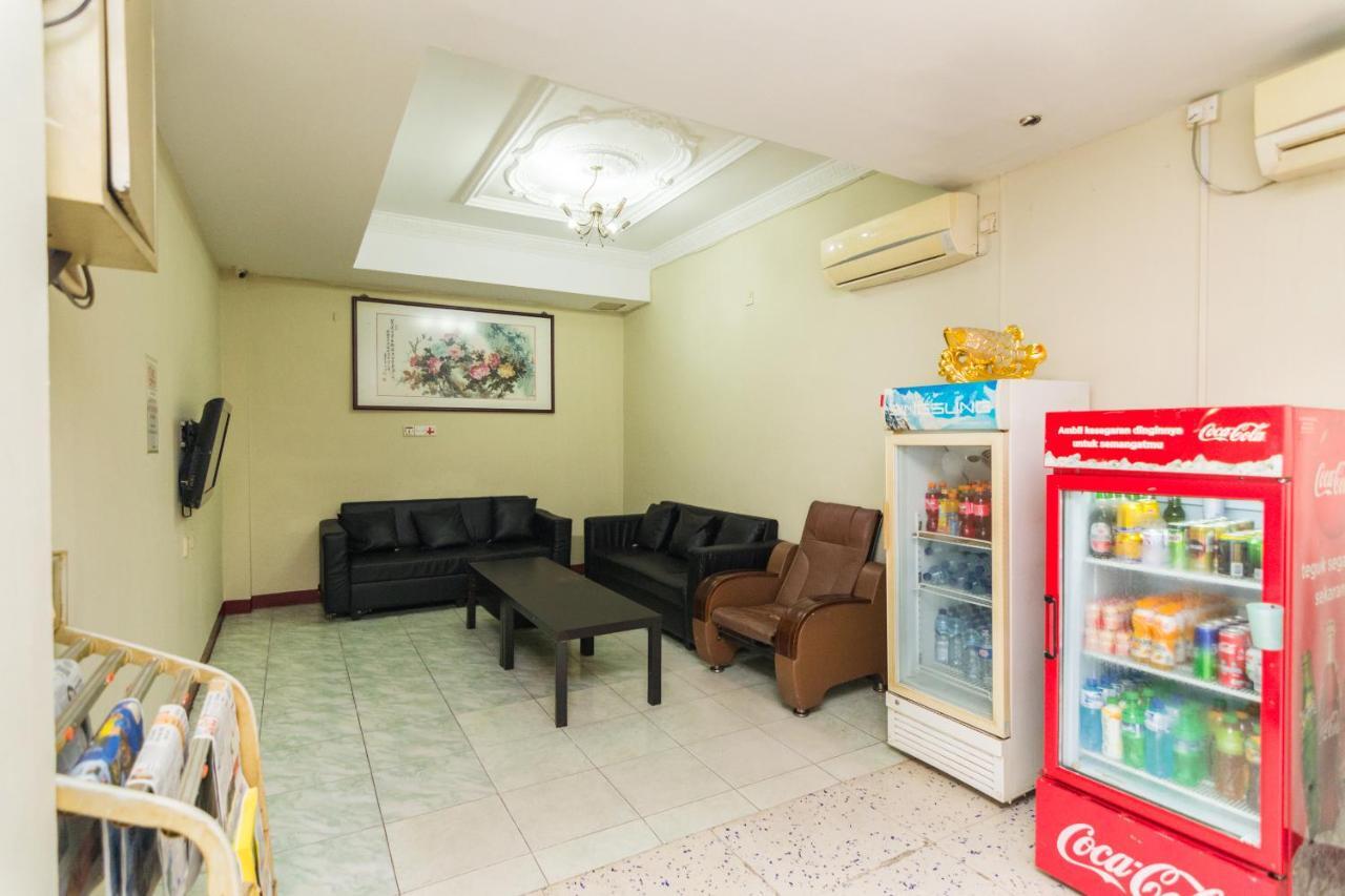 Vaccinated Staff - Oyo 1703 Terang Bintang Hotel Batam Εξωτερικό φωτογραφία